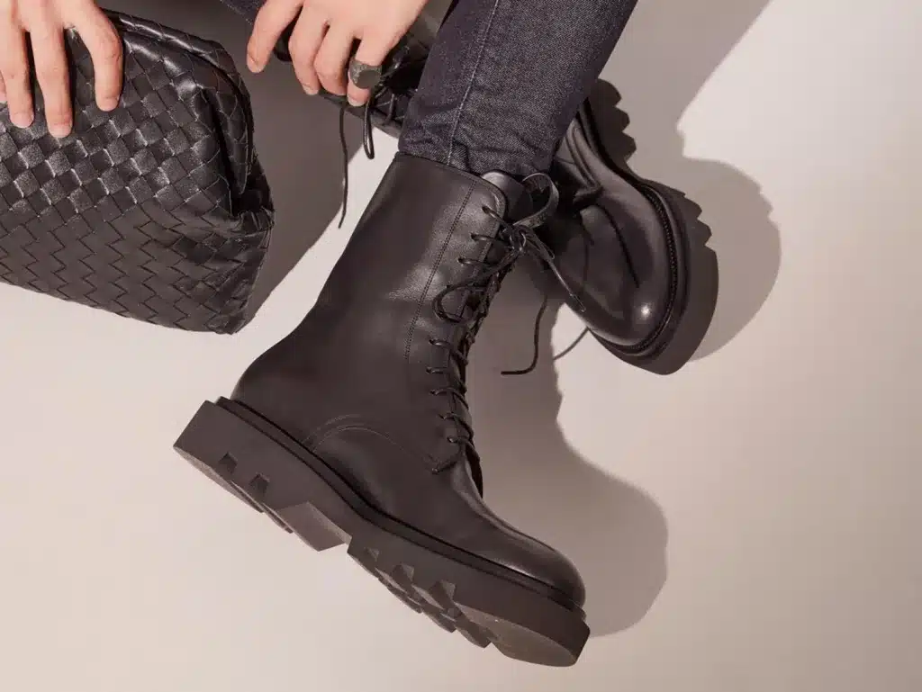 Con l'arrivo delle temperature rigide, si apre la stagione delle calzature invernali da uomo, un elemento chiave del guardaroba che unisce stile e funzionalità