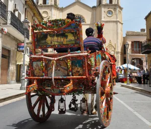 chiesa-madre-e-carretto-siciliano-1024x873