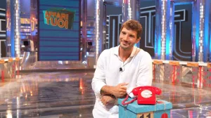 Oggi, 2 settembre 2024, Stefano De Martino fa il suo debutto come conduttore di Affari Tuoi, uno dei programmi più amati della televisione italiana, trasmesso su Rai 1
