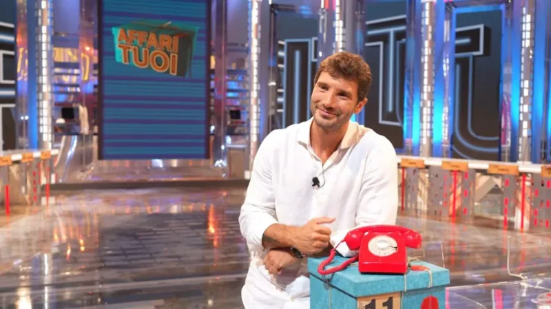 Oggi, 2 settembre 2024, Stefano De Martino fa il suo debutto come conduttore di Affari Tuoi, uno dei programmi più amati della televisione italiana, trasmesso su Rai 1