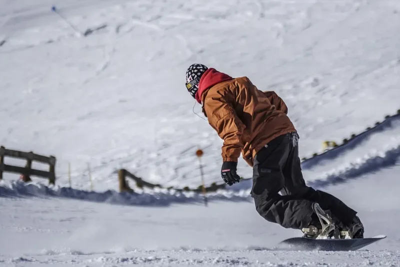 Abbigliamento Snowboard per Uomo: La Guida Definitiva per Affrontare la Neve con Stile e Comfort