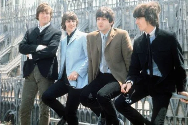 La moda maschile anni '70 è passata alla storia con i suoi colori e le sue fantasie sgargianti. Alcune tendenze resistono al tempo, tornando in voga in questa stagione invernale