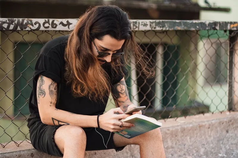 L'uomo ed i capelli lunghi: quel fascino ribelle che non passa mai di moda