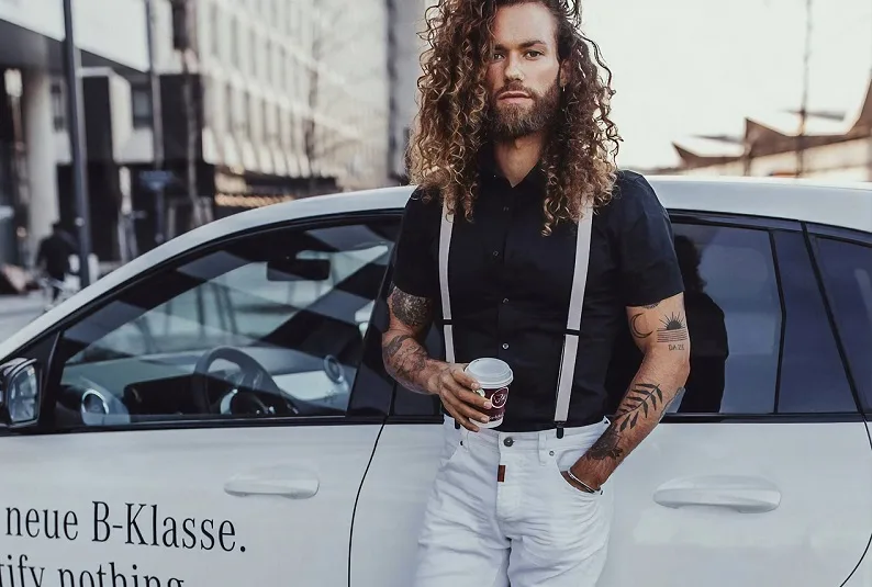 L'uomo ed i capelli lunghi: quel fascino ribelle che non passa mai di moda