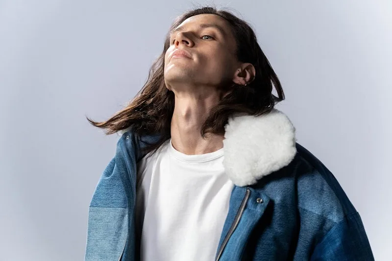 L'uomo ed i capelli lunghi: quel fascino ribelle che non passa mai di moda