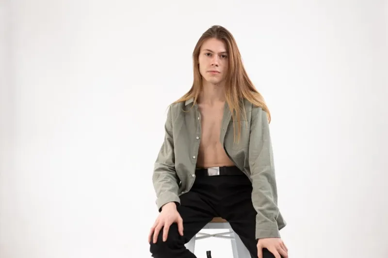 L'uomo ed i capelli lunghi: quel fascino ribelle che non passa mai di moda