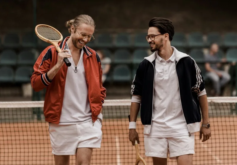 Dress Code nei Circoli di Tennis Esclusivi: Guida per l'Uomo Elegante