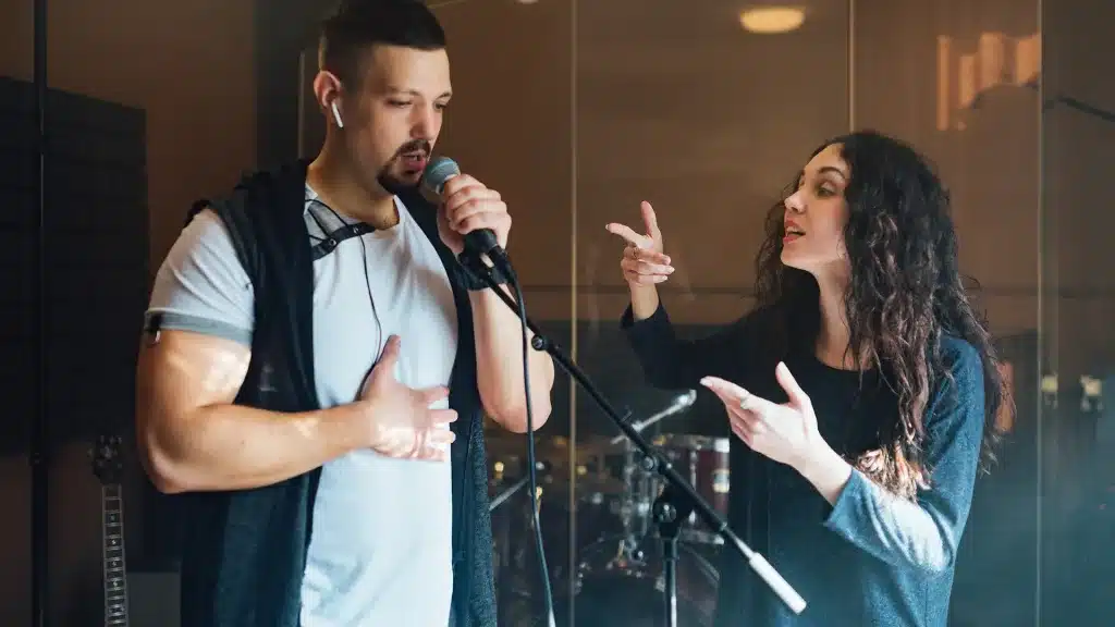 Generazioni a confronto: dalla musica alla pittura, ecco come gli italiani passeranno l'autunno