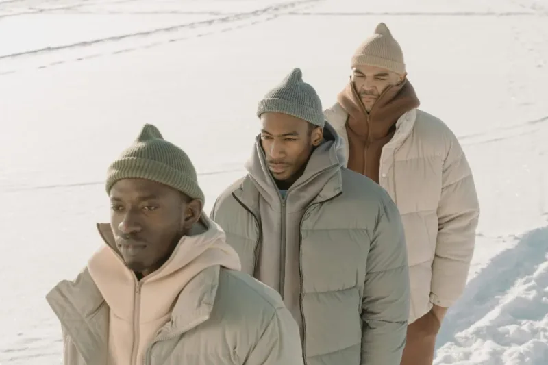 Con l'avvicinarsi della stagione invernale ogni uomo deve scegliere un piumino adeguato. Qualità, glamour e comodità si fondono per offrire calore e praticità al tuo outfit: sì ma quali sono i migliori piumini da uomo ?!?