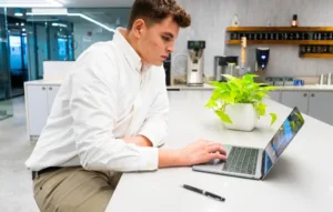 Preparazione di pasti sani per professionisti molto impegnati: nutrirsi al meglio con poco tempo a disposizione
