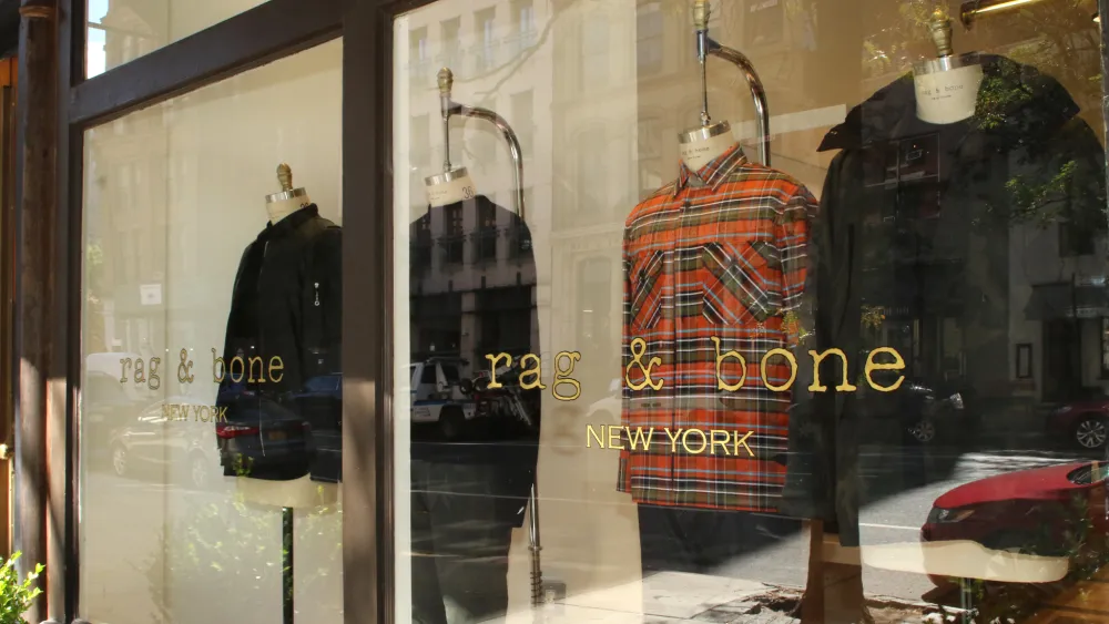 rag & bone è un marchio iconico della moda contemporanea, fondato a New York nel 2002 da Nathan Bogle e Marcus Wainwright