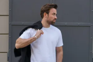 T-shirt pesanti: il segreto degli uomini che sanno vestirsi in autunno