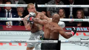Jack Paul vs Mike Tyson, Iron Mike sconfitto, ma in piedi per tutte le 8 riprese