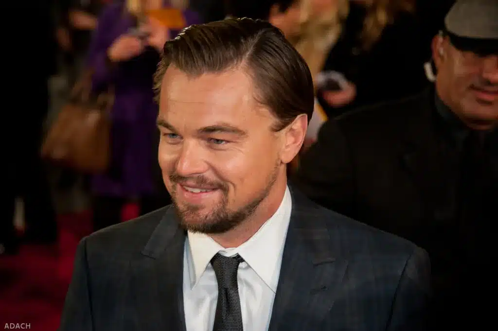 Leonardo DiCaprio compie 50 anni: l'evoluzione di stile di un'icona tra cinema e tendenze