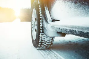 Dal 15 novembre al 15 aprile di ogni anno, in molte regioni d’Italia, scatta l’obbligo di montare pneumatici invernali o avere a bordo le catene da neve