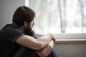 Quando l’Ansia Sociale Colpisce un Uomo Adulto: Cosa Dicono gli Esperti