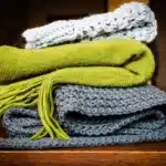 Ecco allora trovarsi in prima linea sciarpa e scaldacollo per uomo, essenziali per proteggere la gola e mantenere al caldo una parte del corpo piuttosto vulnerabile