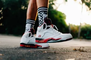 Dai design sempre nuovi, originali e coloratissimi, le sneakers alte sanno venire incontro ai gusti ed alle esigenze di tutti, nonché alla voglia di cambiare stile quando preferiamo