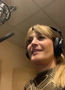 Elena Andreoli in sala di doppiaggio(1)