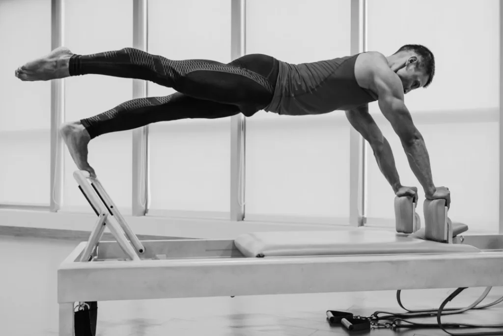 Il fitness olistico rappresenta un approccio integrato al benessere, combinando esercizio fisico, nutrizione equilibrata e pratiche mentali per promuovere la salute complessiva dell'individuo