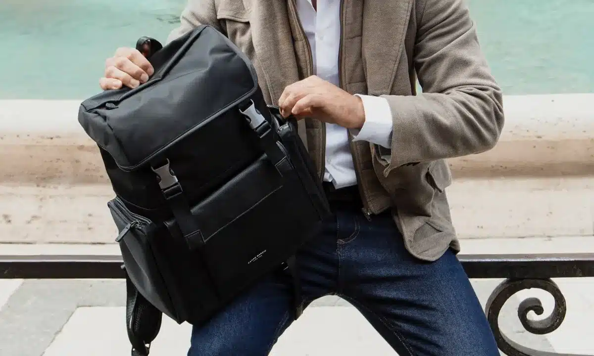 Gli zaini moderni sono una tipologia di accessorio versatile e funzionale, in grado di esprimere una cifra stilistica ben precisa e completare outfit informali, sportivi e finanche adatti a contesti professionali e per viaggiare leggeri