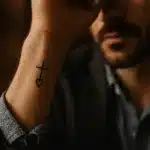 Un tatuaggio sul polso può dire molto, senza urlare