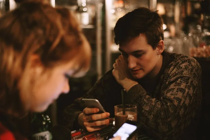 Il Kittenfishing è una pratica diffusa nel mondo del dating online, che consiste nel presentarsi in modo leggermente migliore rispetto alla realtà