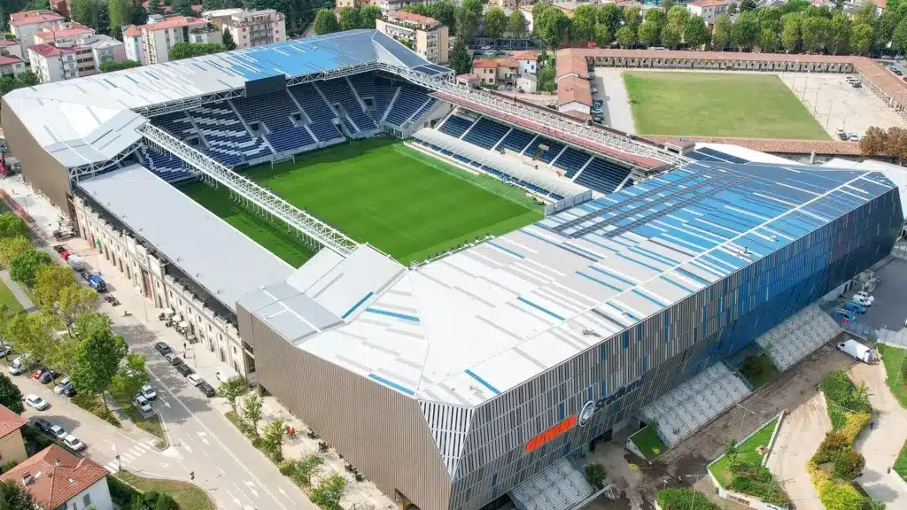 Questa sera, alle 20:45 al Gewiss Stadium di Bergamo, si gioca una delle partite più attese della stagione: Atalanta-Inter. Un match che potrebbe rappresentare un punto di svolta nella corsa scudetto, con Napoli spettatore interessato dopo il pareggio contro il Venezia
