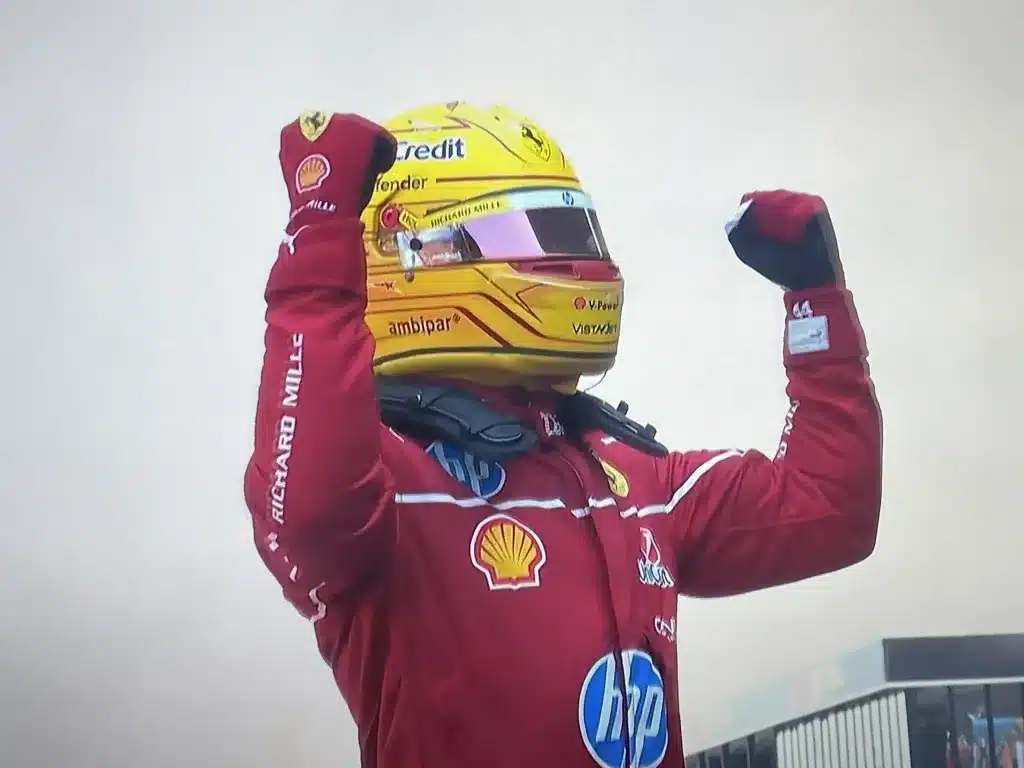 Lewis Hamilton risponde così, con pole position e vittoria della sprint race, in attesa delle qualifiche delle ore 8 che daranno la griglia di formazione per la gara di domani