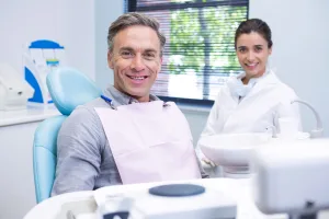 La Nostra Guida alla Salute Dentale per Gli Uomini in Occasione della Giornata Mondiale dei Dentisti, 6 Marzo
