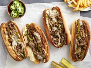 Lo sapevate che oggi, 24 marzo, nel mondo della gastronomia di strada si festeggia il Cheesesteak Day? Per chi non conoscesse questa icona de cibo da strada, il cheesesteak è molto più di un semplice panino: è un simbolo di Philadelphia, una leggenda dello street food americano e un’esperienza di gusto che sta conquistando sempre più appassionati anche in Italia