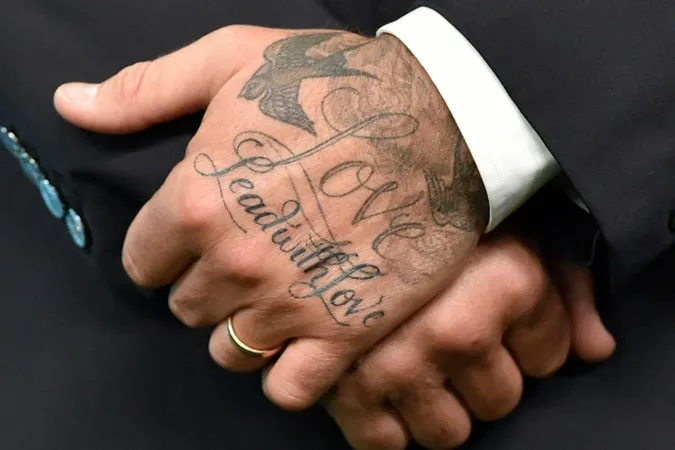 Tatuaggio sul Dorso della Mano: Un Segno di Ispirazione ed Individualità