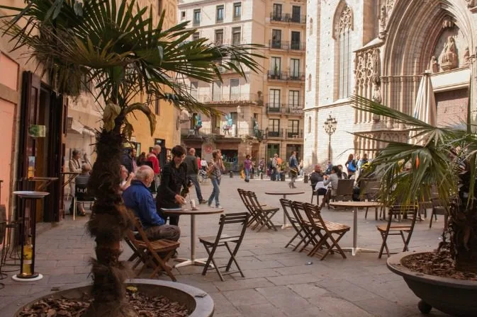 jóvenes divirtiéndose en barcelona