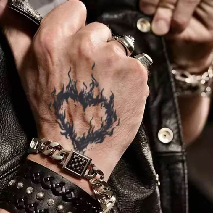 Tatuaggio sul Dorso della Mano: Un Segno di Ispirazione ed Individualità