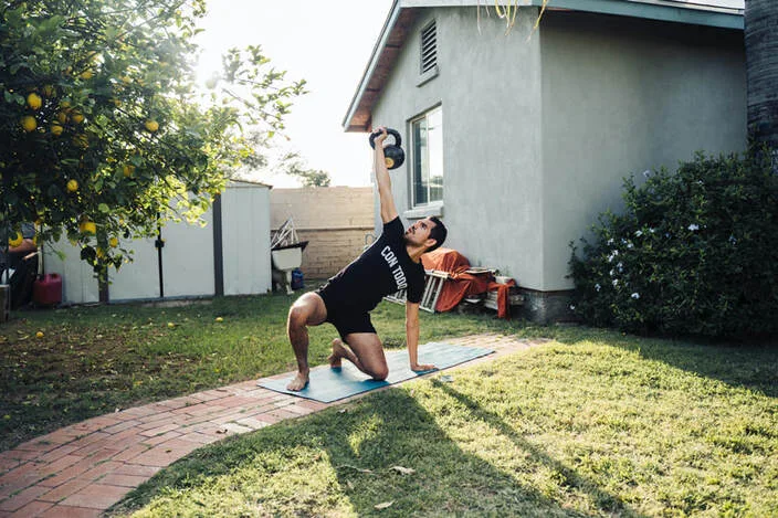 Il fitness in giardino permette di coniugare attività fisica e benessere mentale, sfruttando il contatto con la natura e la libertà di movimento; che tu sia un principiante o un atleta esperto, ci sono esercizi adatti a ogni livello per allenarsi efficacemente all'aperto