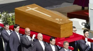 Papa Francesco, l’Ultimo Viaggio: Ecco Come Si Svolgeranno i Funerali Oggi