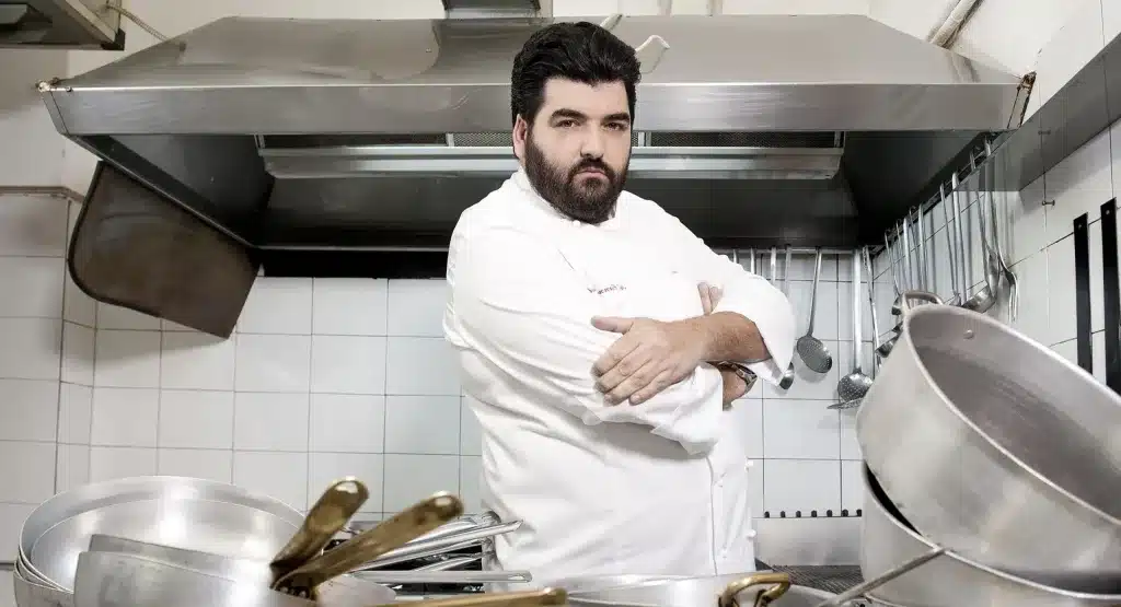 Oggi, 16 aprile 2025, Antonino Cannavacciuolo celebra un traguardo straordinario: il suo cinquantesimo compleanno