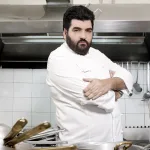 Oggi, 16 aprile 2025, Antonino Cannavacciuolo celebra un traguardo straordinario: il suo cinquantesimo compleanno