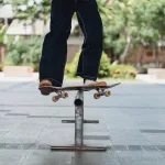 Jeans Larghi per Uomo: Arriva Dal Passato la Nuova Tendenza Per la Primavera - Estate 2025.