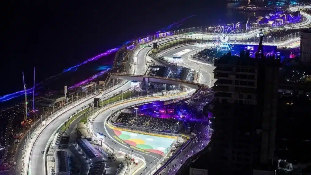 Domani prende il via il weekend di gara del Gran Premio d’Arabia Saudita 2025, quinto appuntamento del Mondiale di Formula 1, che si correrà sul velocissimo Jeddah Corniche Circuit da venerdì 18 a domenica 20 aprile. Il circuito cittadino di Jeddah, lungo 6,174 km con 27 curve, è noto per essere il più veloce tra quelli cittadini del calendario F1 e si snoda lungo il suggestivo lungomare del Mar Rosso, offrendo uno spettacolo unico sotto le luci serali