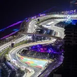 Domani prende il via il weekend di gara del Gran Premio d’Arabia Saudita 2025, quinto appuntamento del Mondiale di Formula 1, che si correrà sul velocissimo Jeddah Corniche Circuit da venerdì 18 a domenica 20 aprile. Il circuito cittadino di Jeddah, lungo 6,174 km con 27 curve, è noto per essere il più veloce tra quelli cittadini del calendario F1 e si snoda lungo il suggestivo lungomare del Mar Rosso, offrendo uno spettacolo unico sotto le luci serali