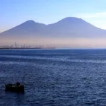 Scrigno di tesori artistici inestimabili, ma anche cornice di scenari mozzafiato, Napoli è una città che ha tanto da offrire; dai vicoli, ai monumenti sino ai punti panoramici.