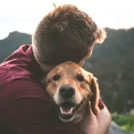 Oggi parliamo proprio di questo gesto semplice ma potente: l’abbraccio tra un uomo e il suo cane