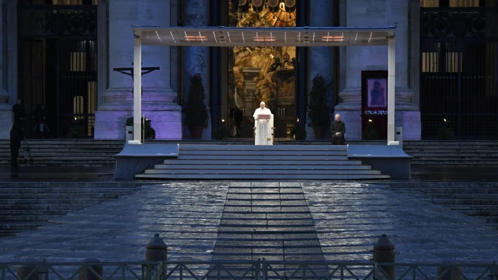 Papa Francesco: Il Pastore Solitario nella Tempesta dell'Umanità durante la Pandemia