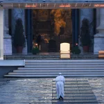 Papa Francesco: Il Pastore Solitario nella Tempesta dell'Umanità durante la Pandemia