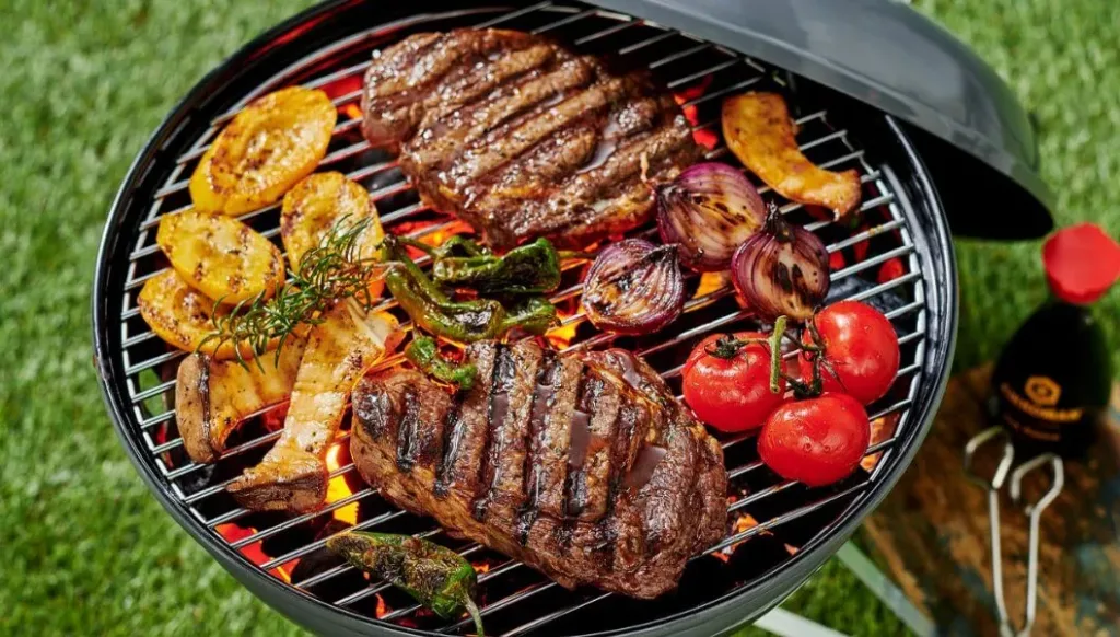 Scopri i segreti per organizzare il barbecue perfetto: dalla scelta della carne alla birra giusta, passando per trucchi di grigliata e condimenti