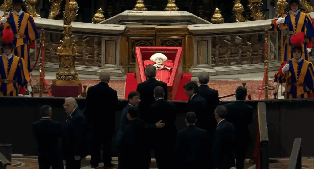L'Ultima Immagine di Papa Francesco Prima del Sigillo della Bara, Domani i Funerali.