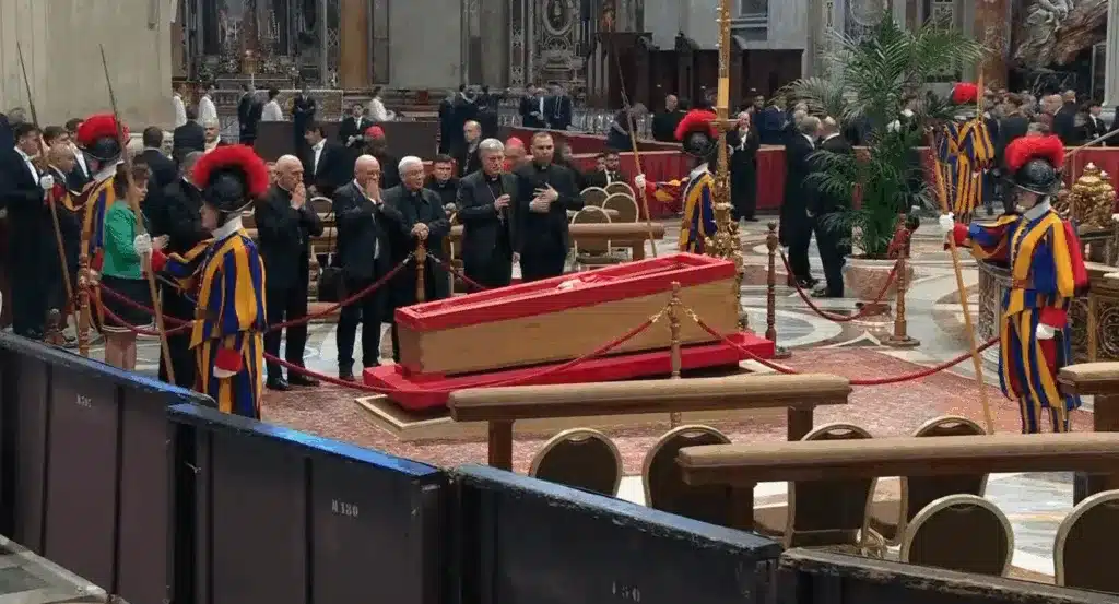 L'Ultima Immagine di Papa Francesco Prima del Sigillo della Bara, Domani i Funerali