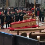L'Ultima Immagine di Papa Francesco Prima del Sigillo della Bara, Domani i Funerali
