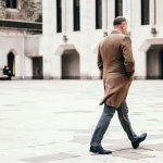 Una recente ricerca scientifica ha rivelato un trucco sorprendentemente semplice per bruciare più calorie durante una camminata; e sì, funziona perfettamente anche se sei un uomo con una vita piena di impegni.